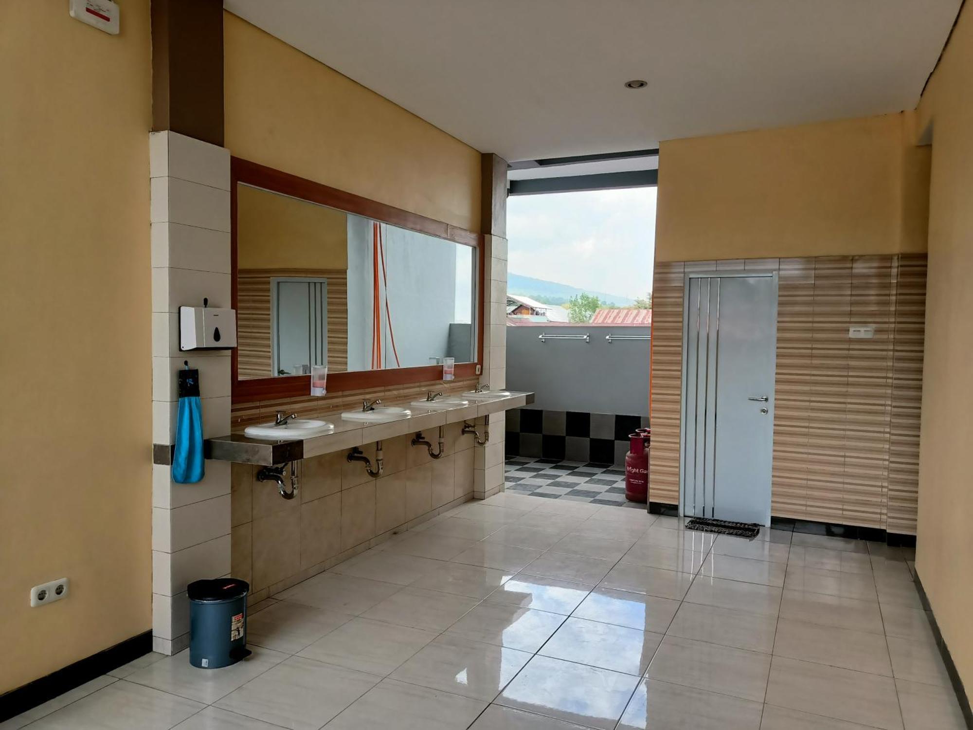 Chacha Homestay & Dormitory Ruteng Ngoại thất bức ảnh